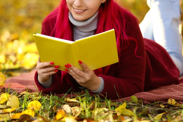 Piękna Kobieta Ciepłą Książką Czytania Płaszczy Jesiennym Parku — Zdjęcie stockowe