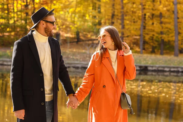 Young Couple Walking Water Autumn Park — Stock Photo, Image