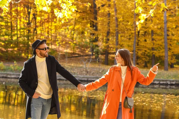 Junges Liebespaar Hält Händchen Wunderschönen Herbstpark — Stockfoto