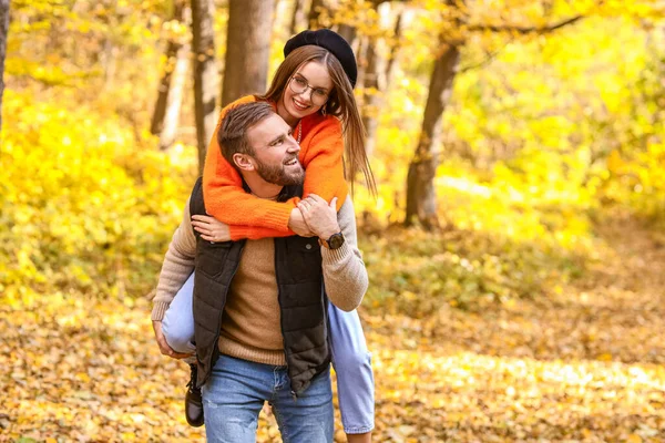 Jongeman Zijn Vriendin Hebben Plezier Herfst Park — Stockfoto