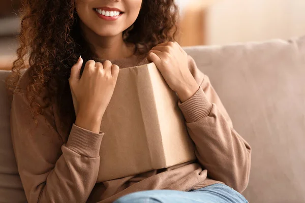 Посмішка Молода Афро Американська Жінка Книжкою Сидять Дивані Вдома — стокове фото