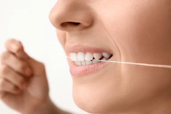 Wanita Dengan Benang Gigi Pada Latar Belakang Putih Closeup — Stok Foto