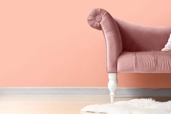 客室内のピンクの壁に近いスタイリッシュな快適なアームチェア — ストック写真