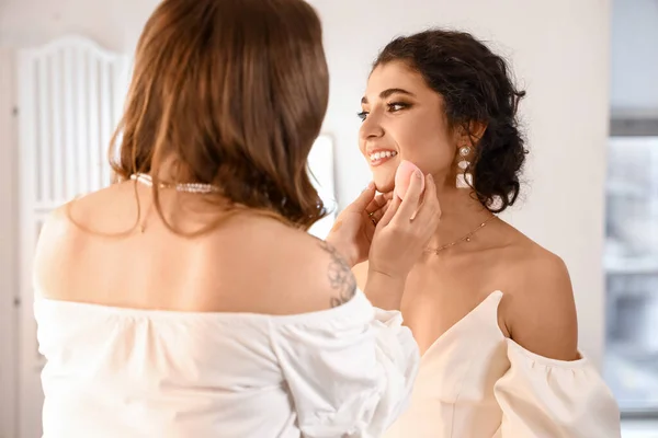 Makijaż Artysta Pracuje Pięknym Modelem Salonie Piękności — Zdjęcie stockowe