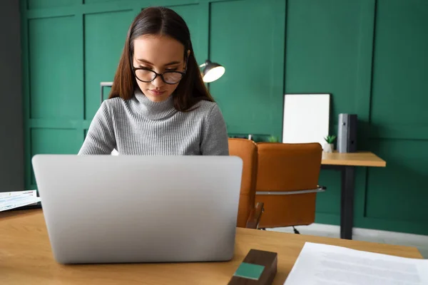 Feminino Notário Público Trabalhando Laptop Escritório — Fotografia de Stock