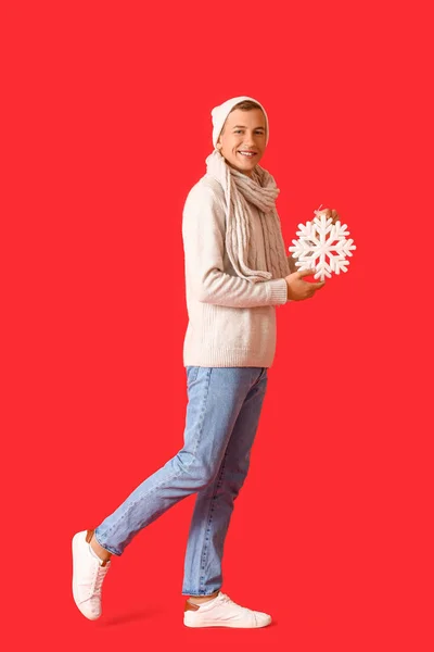 Going Ung Man Vinter Kläder Och Med Snöflinga Färg Bakgrund — Stockfoto