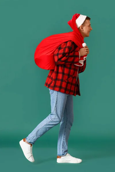 Πηγαίνοντας Νεαρός Άνδρας Την Τσάντα Σάντα Στο Φόντο Χρώμα — Φωτογραφία Αρχείου