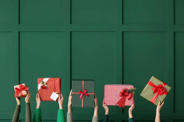 Renkli Arka Planda Noel Hediyeleri Olan Bir Sürü — Stok fotoğraf