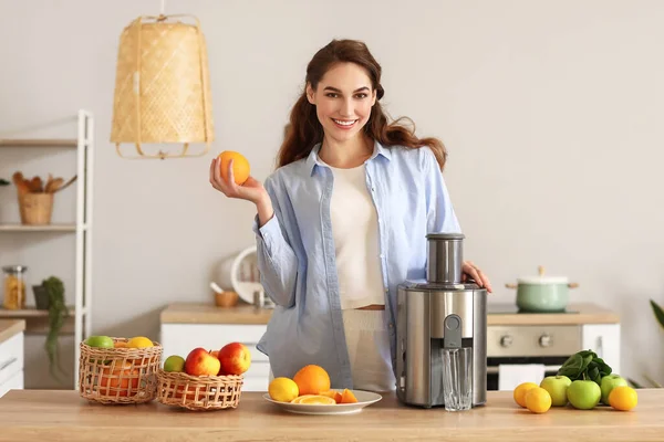 Genç Bir Kadın Mutfakta Sağlıklı Meyve Suyu Hazırlıyor — Stok fotoğraf
