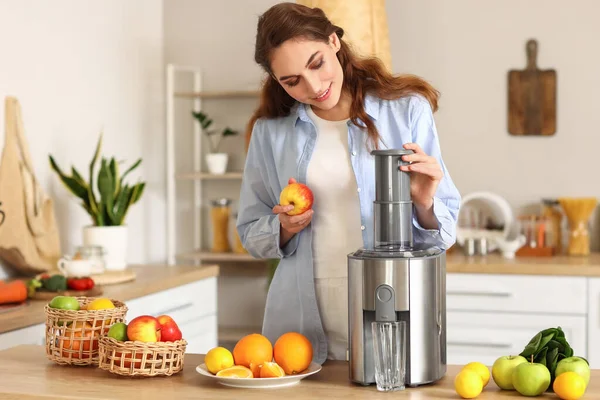 Genç Bir Kadın Mutfakta Sağlıklı Meyve Suyu Hazırlıyor — Stok fotoğraf