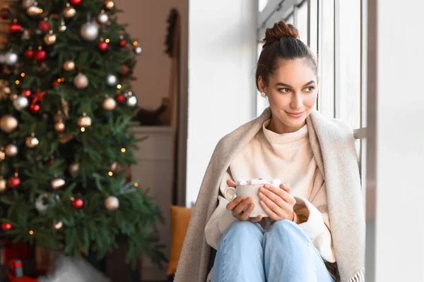 Schöne Junge Frau Mit Tasse Heißer Schokolade Fenster Hause Heiligabend — Stockfoto