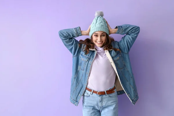 Glückliche Stilvolle Frau Winterkleidung Auf Farbigem Hintergrund — Stockfoto