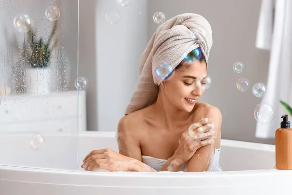 Mujer Bastante Joven Tomando Baño Casa — Foto de Stock