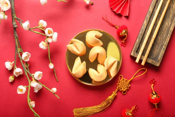 Biscoitos Sorte Tradicionais Com Símbolos Chineses Fundo Vermelho — Fotografia de Stock