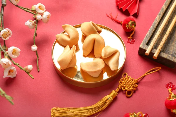 Biscoitos Sorte Tradicionais Com Símbolos Chineses Fundo Vermelho — Fotografia de Stock