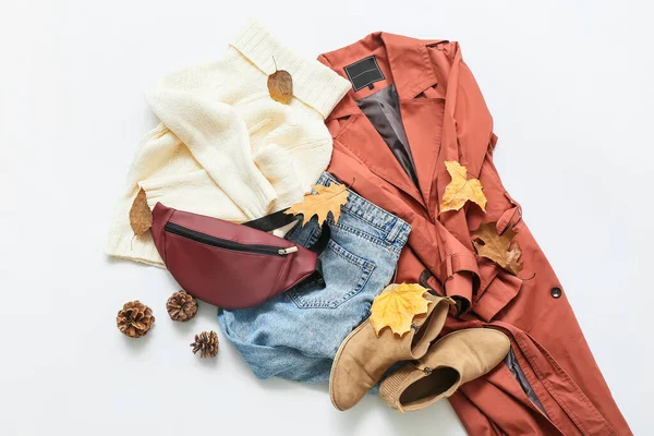 浅色背景的时髦女性外套 牛仔裤 包和秋季装潢 — 图库照片