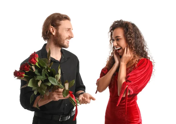 Jovem Feliz Com Buquê Rosas Cumprimentando Sua Namorada Dia Dos — Fotografia de Stock
