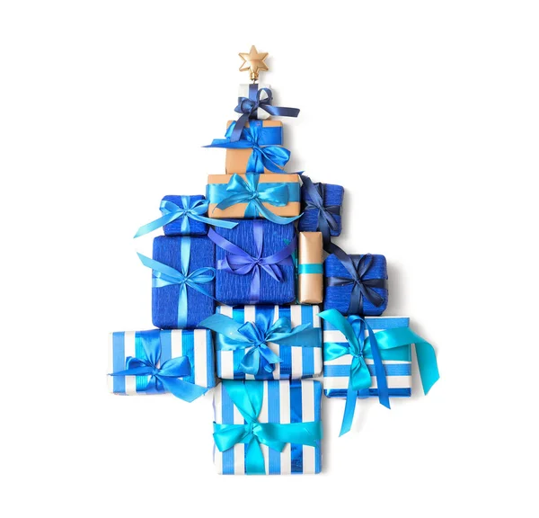 Beyaz Arka Planda Güzel Hediyelerden Yapılmış Noel Ağacı — Stok fotoğraf