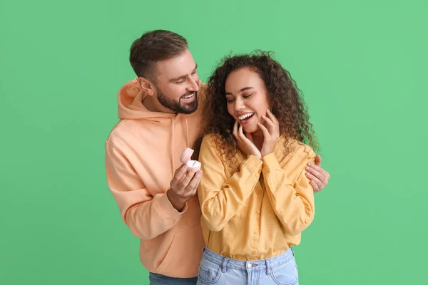 Young Man Proposing His Girlfriend Color Background — Stock Photo, Image