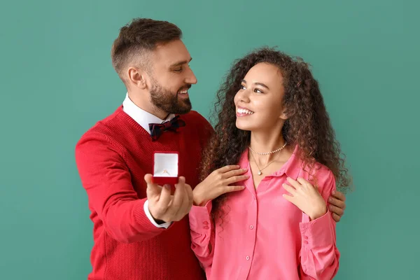 Casal Jovem Com Anel Noivado Fundo Cor — Fotografia de Stock