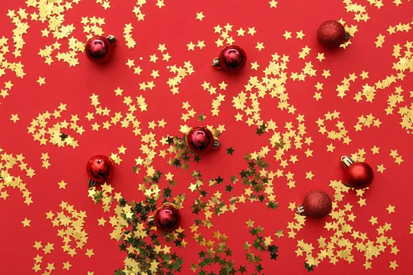 Coriandoli Dorati Con Palline Natale Sfondo Rosso — Foto Stock
