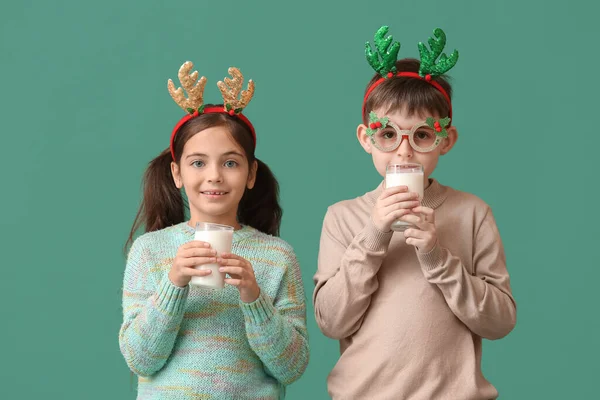 Niños Divertidos Con Cuernos Reno Leche Sobre Fondo Color — Foto de Stock