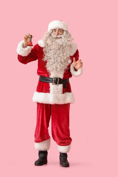 Санта Клаус Рождественским Колоколом Розовом Фоне — стоковое фото