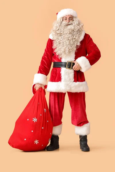 Kerstman Met Rode Tas Beige Achtergrond — Stockfoto