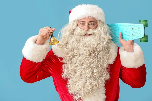 Santa Claus Con Campana Navidad Monopatín Sobre Fondo Azul —  Fotos de Stock