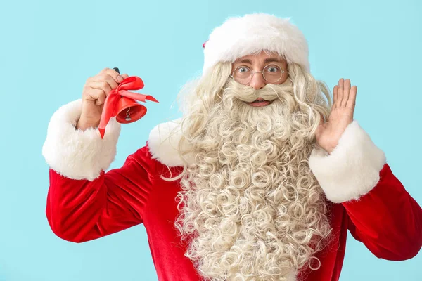 Schockierter Weihnachtsmann Mit Weihnachtsglocke Auf Blauem Hintergrund — Stockfoto