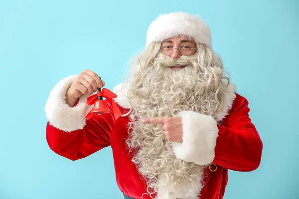Санта Клаус Указывает Рождественский Колокол Синем Фоне — стоковое фото