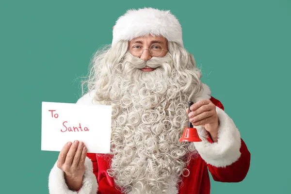 サンタクロースとクリスマスの鐘と緑の背景に手紙 — ストック写真