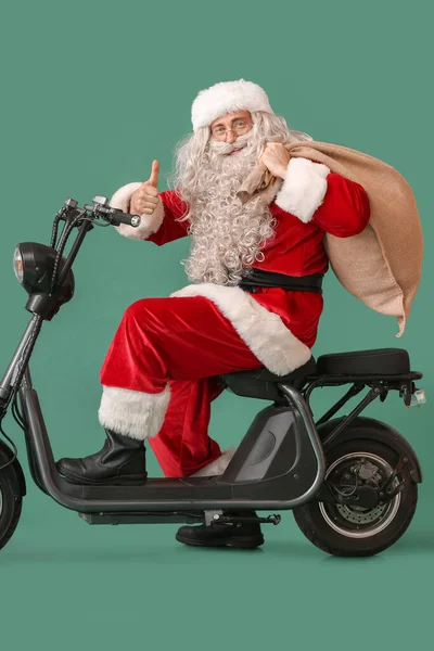 Çuval Çantalı Bisikletli Noel Baba Yeşil Arka Planda Baş Parmağını — Stok fotoğraf