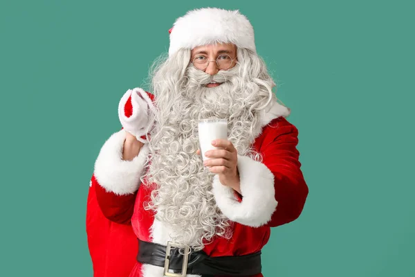 圣诞老人 有一杯牛奶和绿色背景的袋子 — 图库照片