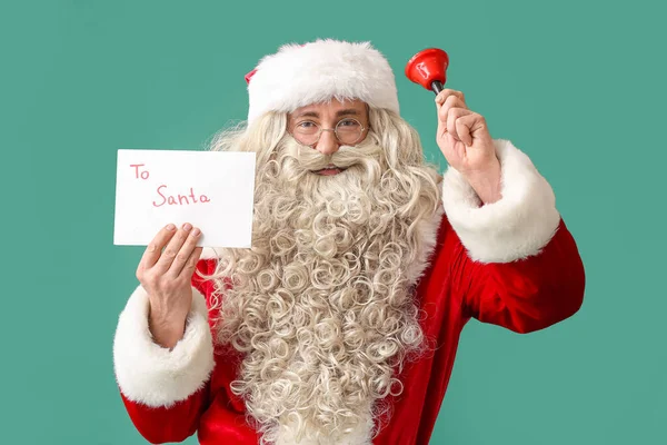 Weihnachtsmann Mit Weihnachtsglocke Und Brief Auf Grünem Hintergrund — Stockfoto