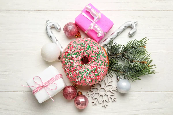 Leckerer Weihnachts Donut Mit Tannenzweig Kugeln Und Geschenken Auf Hellem — Stockfoto