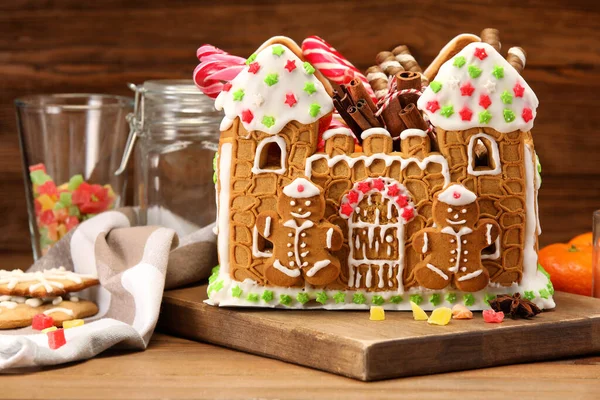 Board Beautiful Gingerbread House Wooden Background — Stock Photo, Image