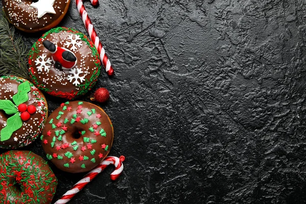 Leckere Weihnachtskrapfen Mit Kugeln Und Zuckerstangen Auf Dunklem Hintergrund — Stockfoto
