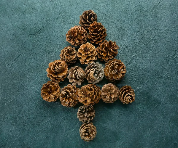 Koyu arkaplanda çam kozalaklarından yapılmış ağaç