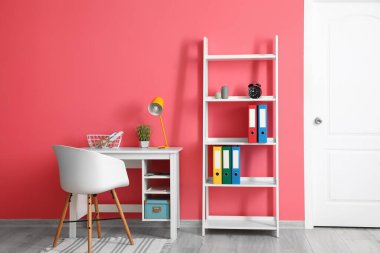 Rahat işyeri olan bir oda.