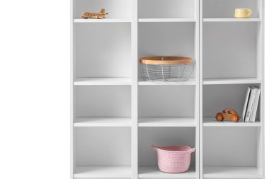 Modern raf ünitesi beyazda izole edildi