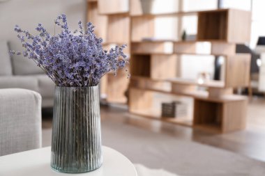 Masanın üzerinde güzel lavanta çiçekleri olan vazo.