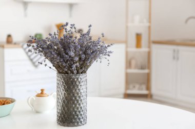 Mutfakta güzel lavanta çiçekleri olan vazo.
