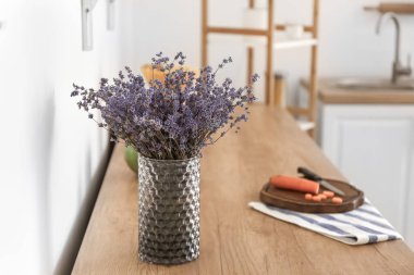 Mutfakta güzel lavanta çiçekleri olan vazo.