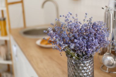 Mutfakta güzel lavanta çiçekleri olan vazo.