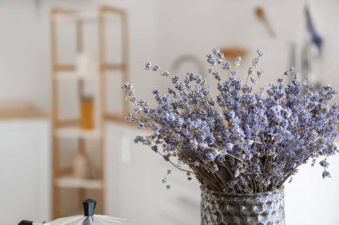 Mutfakta güzel lavanta çiçekleri olan vazo, yakın plan.