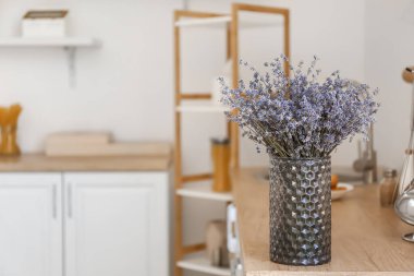Mutfakta güzel lavanta çiçekleri olan vazo.