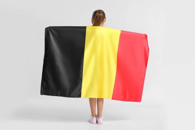 Arka planda Belçika bayrağı olan küçük bir kız.