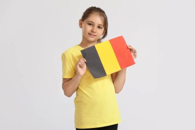 Belçika bayrağı altında küçük bir kız