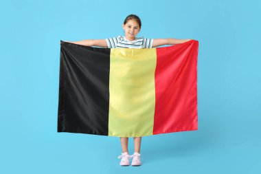 Arka planda Belçika bayrağı olan küçük kız